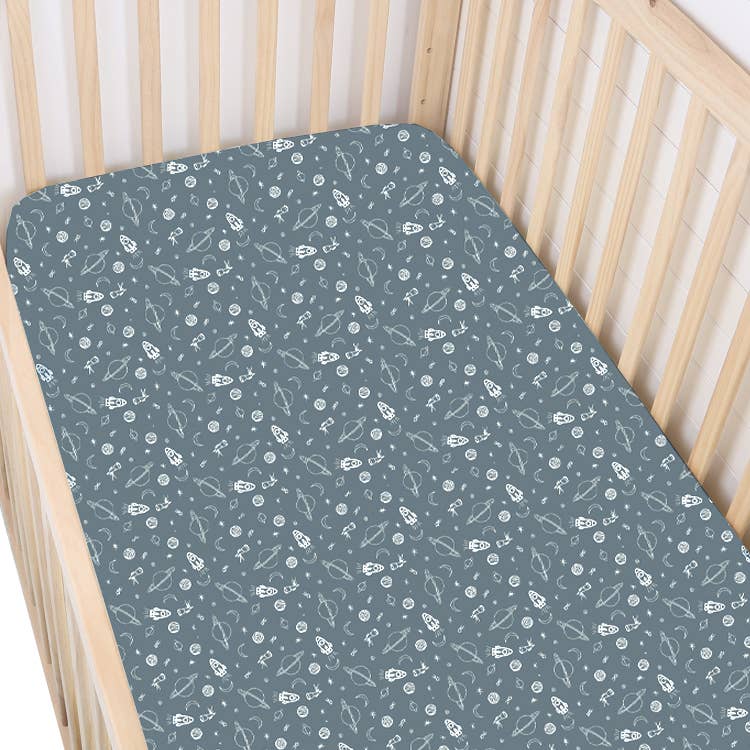 gunamuna - FW24 BAMBOO CRIB SHEET: Giraffe Maple