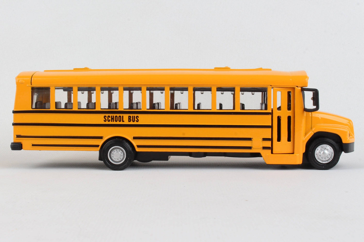 Daron Worldwide Trading - RM3500 Road Marks School Bus by Daron Toys