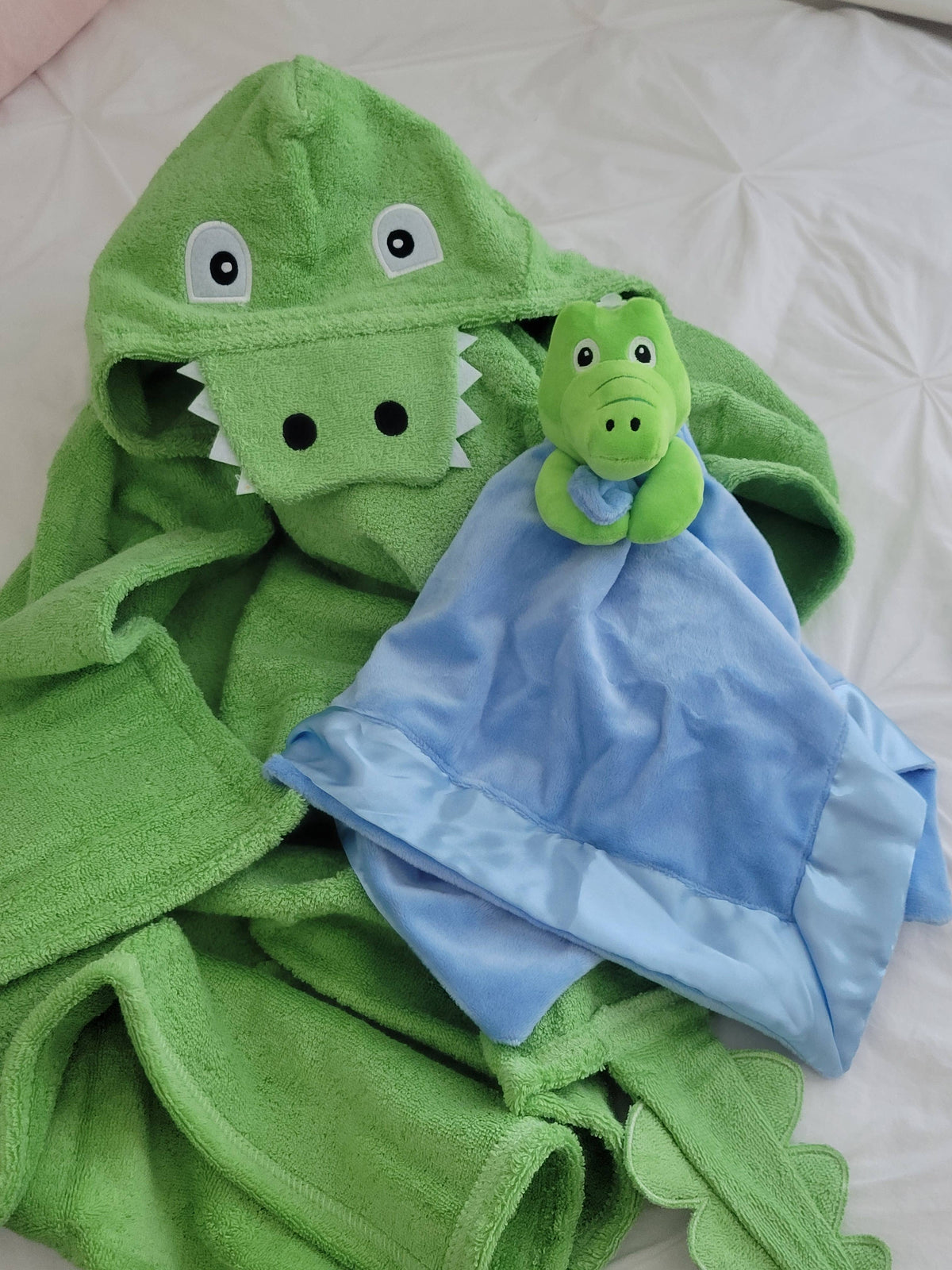 Yikes Twins - Alligator Hooded Towel for toddlers ages 2 to 8 years old