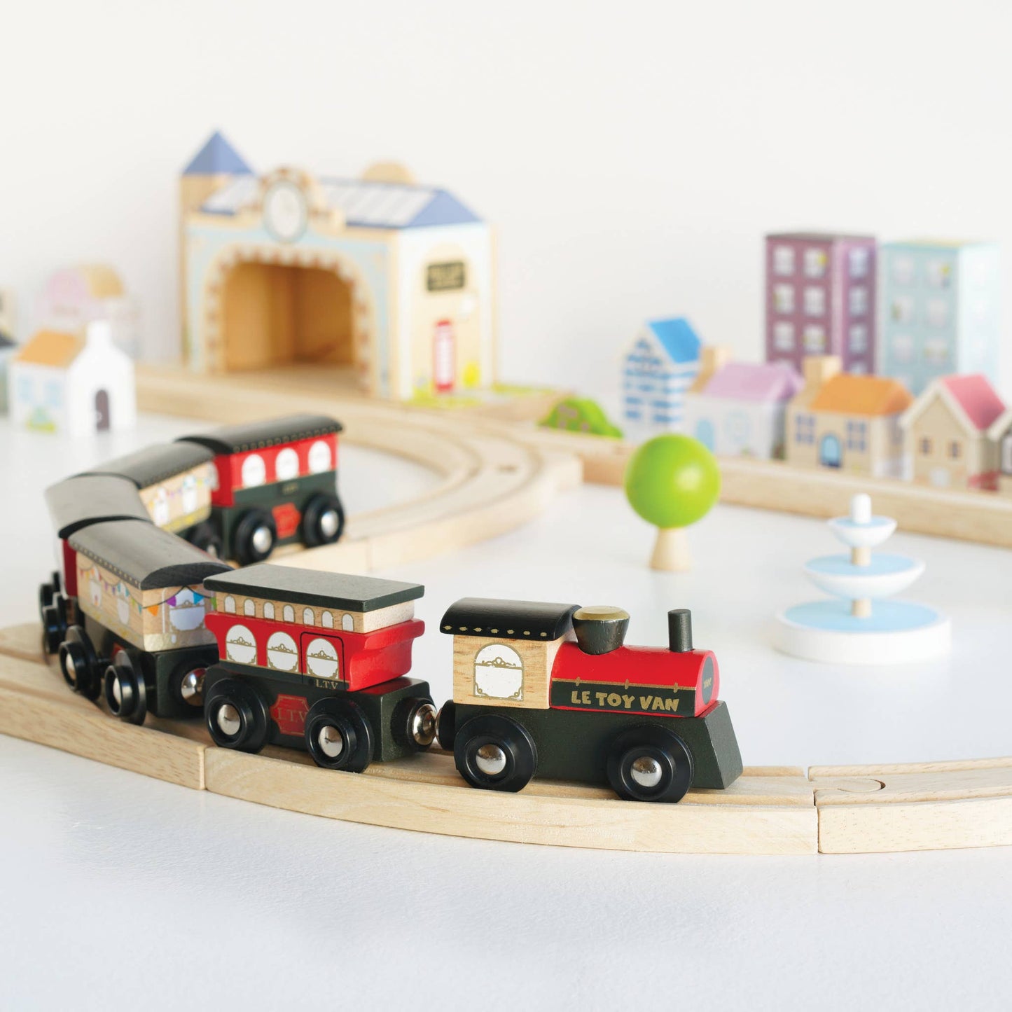 Le Toy Van, Inc. - Royal Express Train Set